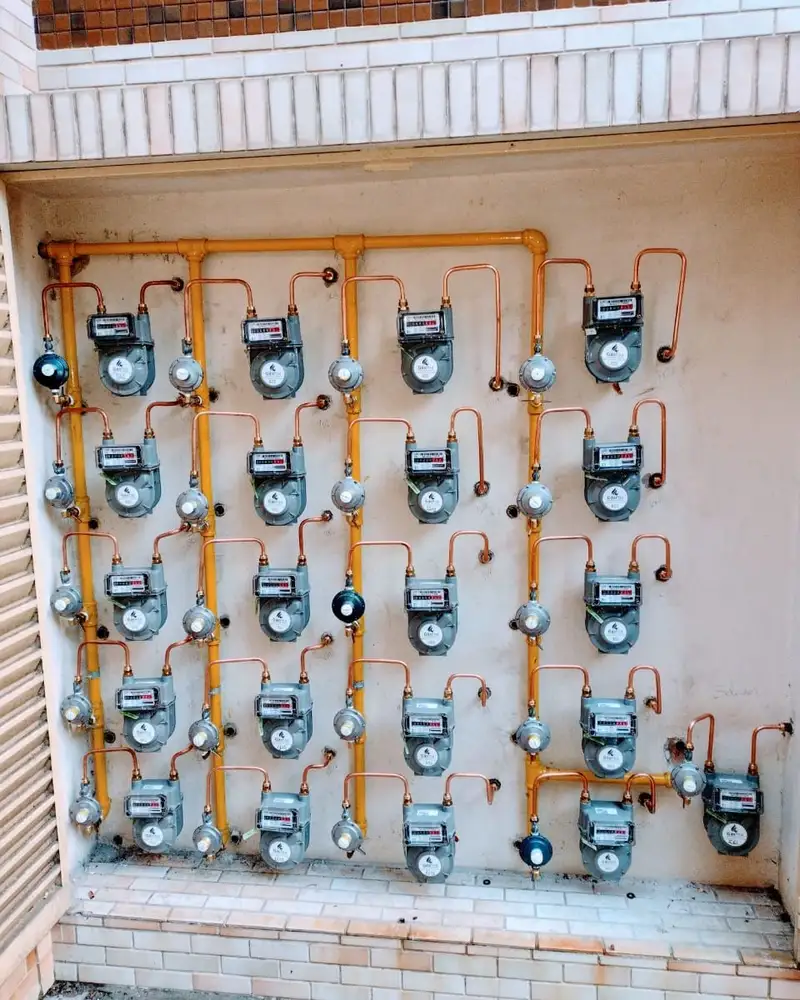Painel com medidores de gás individuais e tubulação de cobre instalado em condomínio